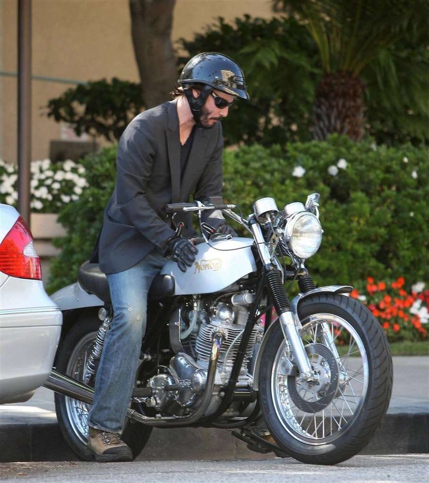 Keanu Reeves zarośniety  na motorze