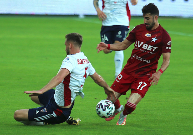 Zawodnik Górnika Zabrze Paweł Bochniewicz (L) i Alon Turgeman (P) z Wisły Kraków podczas meczu grupy spadkowej 33. kolejki piłkarskiej Ekstraklasy