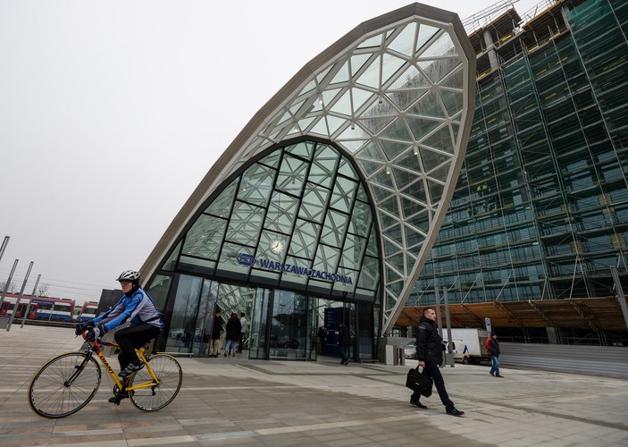 Do wnętrza podziemnego obiektu prowadzi główne wejście na którym znajduje się szklana kopuła o powierzchni 500 mkw. 
 <br><br> fot. (zuz) PAP/Marcin Obara