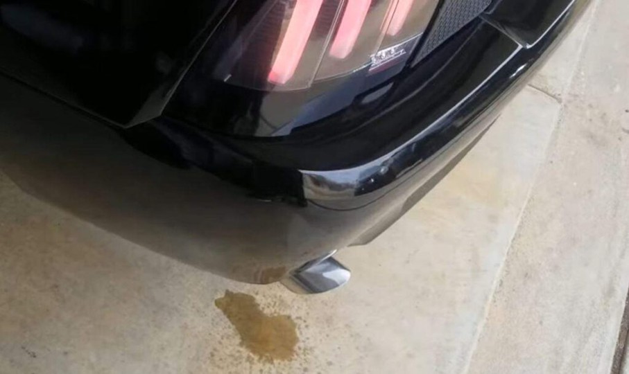 Voda kvapkajúca z výfuku je zvyčajne kondenzácia vodnej pary, ktorá vzniká pri spaľovaní paliva.