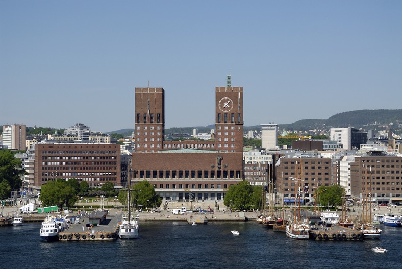 Oslo, stolica Norwegii. Na pierwszym planie ratusz, w którym corocznie przyznaje się pokojową nagrodę Nobla. Fot. Shutterstock