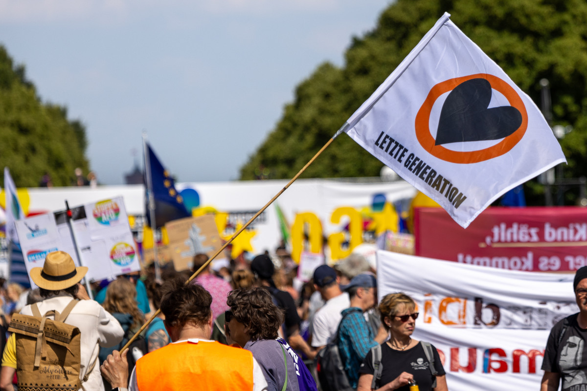 Aktywiści blokowali drogi i oblewali dzieła sztuki. Kończą działalność