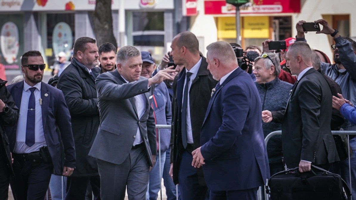 Robert Fico sa pozdravil s ľuďmi na námestí v Handlovej.