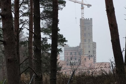 Zamek w Stobnicy. Historia budowy, którą Polska żyje już czwarty rok