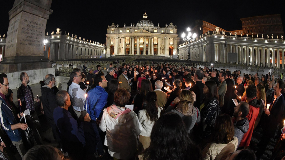 epa06695371 - VATICAN CITY ALFIE EVANS VIGIL (Prayer vigil for Alfie Evans in Saint Peter's square)