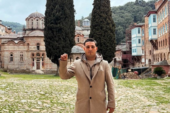 "TVOJ BRAT SE MOLI DA PRONAĐEŠ MIR" Darko Lazić se sa Hilandara obratio pokojnom Draganu i rasplakao sve: "Rođeno moje, večna ti slava"