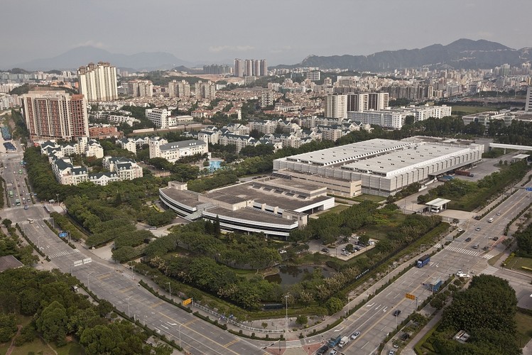Pochodzący z Shenzhen miasta technologiczny gigant, firma Huawei, wybudował w centrum Shenzhen ogromny kompleks, który bywa porównywany z amerykańską doliną krzemową. Na zdjęciu: Kampus Huawei.