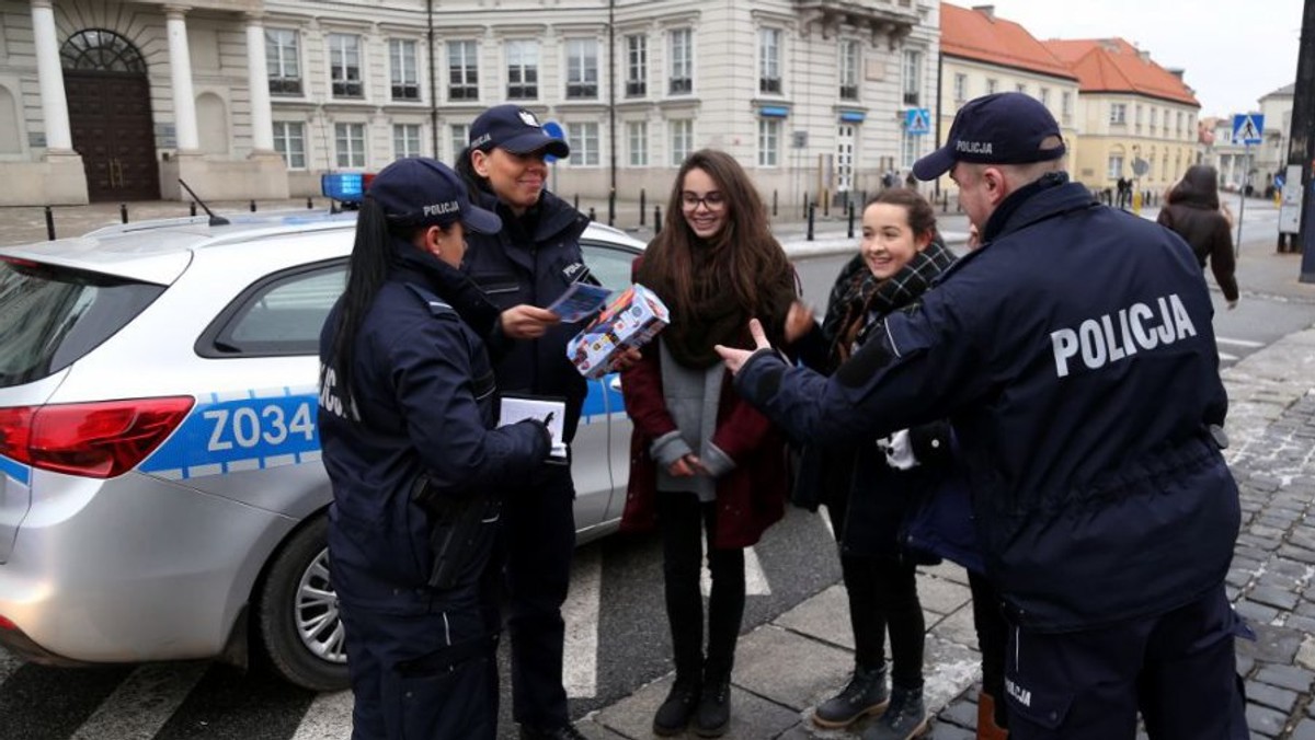 Kradzież puszki ze sklepu, 27-latka podszywająca się pod wolontariuszkę czy puszka z pieniędzmi zaginiona w pociągu – to niektóre z incydentów, do jakich doszło podczas 24. finału Wielkiej Orkiestry Świątecznej Pomocy. W całej Polsce odnotowano w sumie 35 negatywnych zdarzeń związanych z akcją. Zatrzymanych zostało osiem osób.