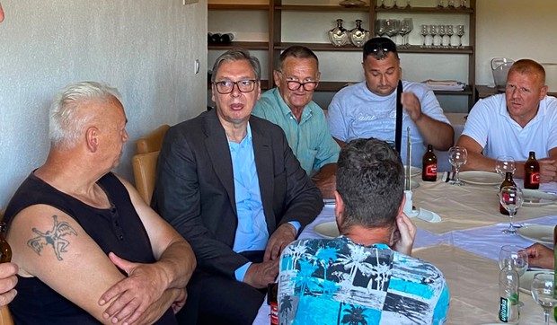 Vučić u Čipuljiću priča sa komšijama