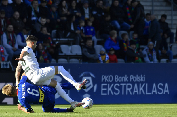 Zawodnik Miedzi Legnica Szymon Matuszek (dół) i Caye Quintana (góra) ze Śląska Wrocław podczas meczu 16. kolejki piłkarskiej Ekstraklasy