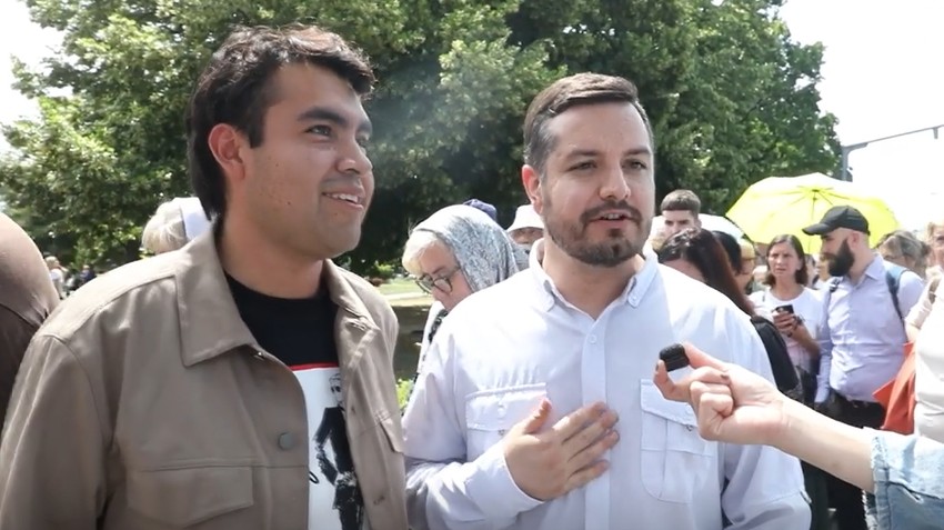 Stranci Rodriges i Karlos čekaju ispred Hrama