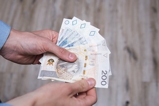 Zasiłek pielęgnacyjny dla chorych. Kto dostanie 215 zł od 1 listopada?