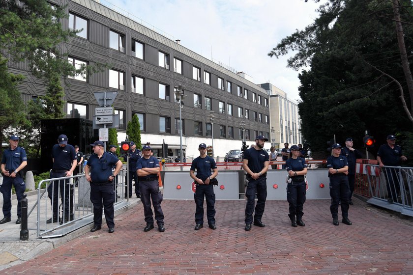 Protest przed Sejmem. Zaatakowali ojca premiera