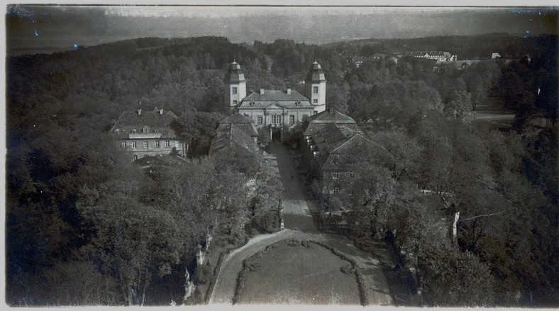 Dziedziniec honorowy w Książu (Louis Hardouin, 1914)