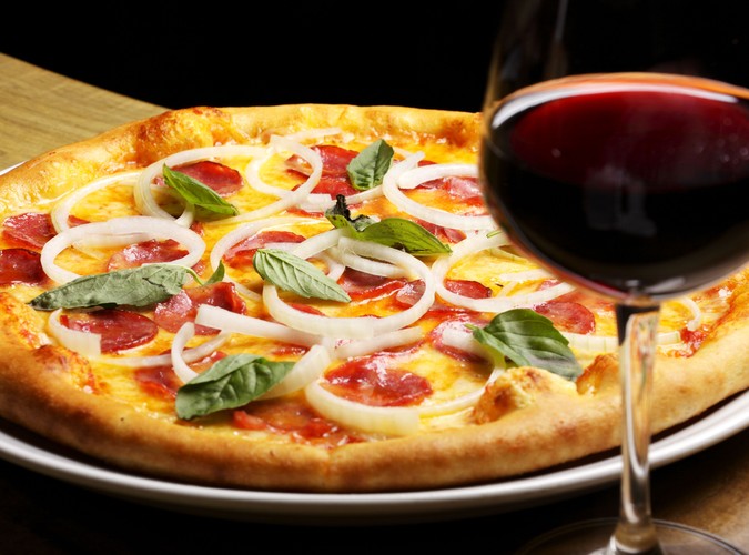 Popijaj kolację małą ilością alkoholu. Nowe badania wykazały, że umiarkowane picie alkoholu może obniżyć ryzyko problemów z pamięcią. W eksperymencie, którego wyniki zostały opublikowane w 'Journal of Alzheimer’s Disease', uczestnicy spożywający małe ilości alkoholu w ciągu tygodnia mieli mniejsze zaburzenia pamięci niż koledzy, którzy nadużywają wysokich procentów albo nie piją w ogóle. Polecanym trunkiem jest tutaj wino - najlepiej czerwone, półwytrawne.