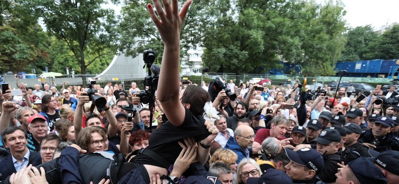 Protestujący pomalowali budynek Sejmu. Brudziński: Cierpliwość policjantów jest wręcz anielska