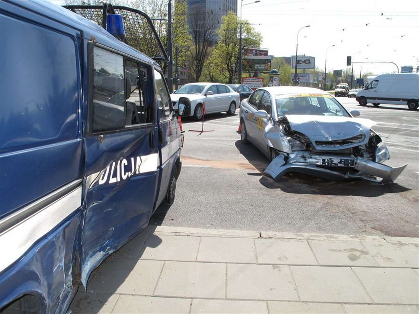 Warszawa, wypadek, taxi, taksówka, radiowóz, policja