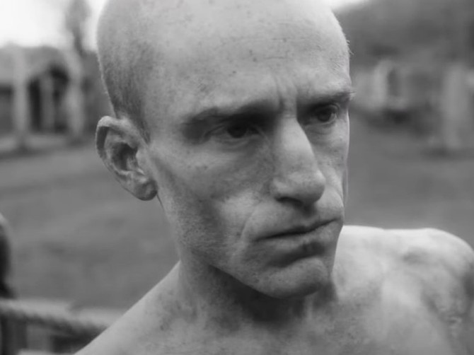 Sa 16 godina odveden je u Aušvic, a nacisti su mu dali jeziv izbor - pobedi u boksu ili te ubijamo (film "Preživeli")