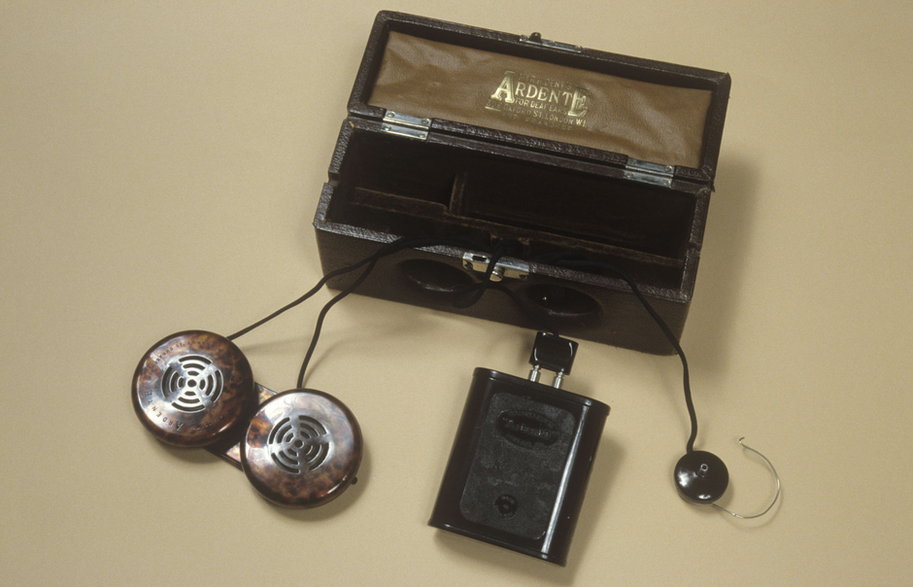 Zasilany bateryjnie aparat słuchowy z 1910 r.