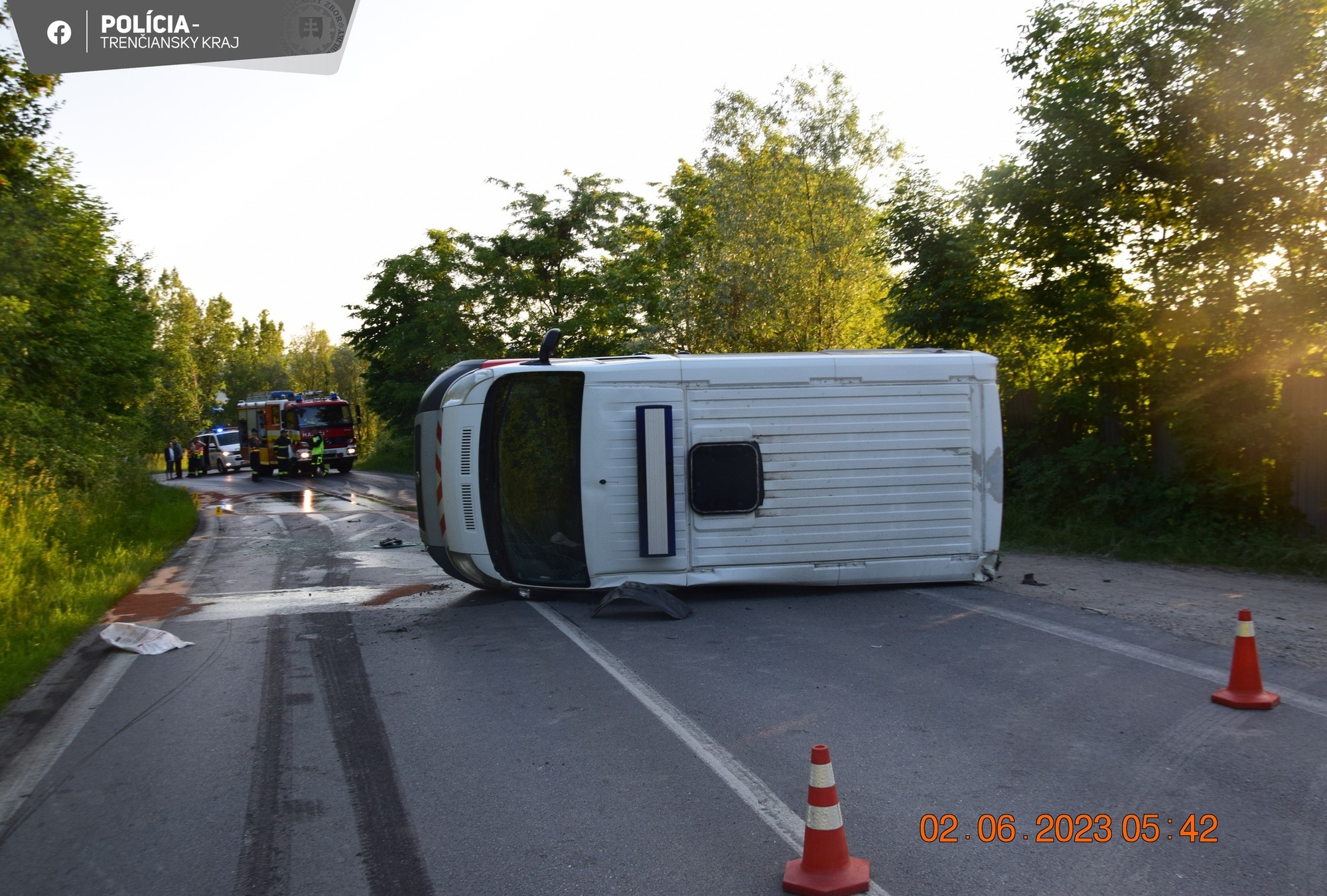 Za obcou Streženice smerom na Lednické Rovne došlo k prevráteniu sanitky.