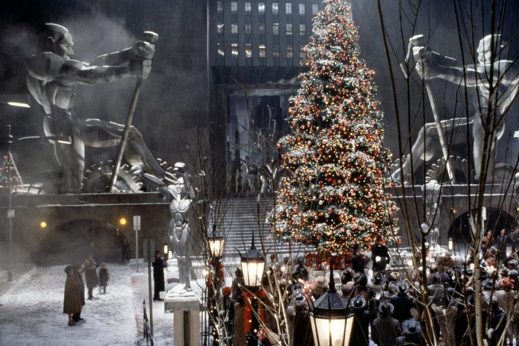 <b>Batman Returns </b><BR><BR>
Jeżeli za tematykę świąteczną bierze się Tim Burton, a bohaterem czyni jednego z najmroczniejszych bohaterów komiksów nie spodziewajcie się sielanki. Ponadczasowa klasyka, którą warto włączyć dla widoku choinki na tle posępnego, gotyckiego miasta rodem z chorych wizji niemieckich ekspresjonistów.