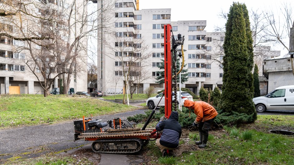 Dzisiaj na terenie Szpiegowa eksperci sprawdzali grunt i poziom wód gruntowych