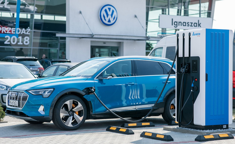 Do 2025 r. koncern zamierza uruchomić w Europie 36 tys. punktów ładowania. W Polsce, do końca przyszłego roku uruchomionych zostanie 350 publicznych stacji ładowania przy salonach marek należących do Grupy, niektóre z nich już działają. Ładowarka o mocy 50 kW zlokalizowana przy salonach Volkswagen i Audi firmy Ignaszak w Kaliszu zasilana jest z paneli fotowoltaicznych