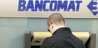 Kosztowna wypłata gotówki za granicą