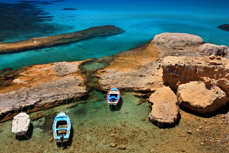 5. miejsce: Milos - wyspa w archipelagu Cyklady na Morzu Egejskim. W starożytności zamieszkiwana przez Dorów. Największą atrakcją turystyczną jest wioska Tripiti z katakumbami i amfiteatrem z okresu hellenistycznego. 
W 1820 r. odnaleziono na wyspie posąg Afrodyty, znany jako Wenus z Milo.