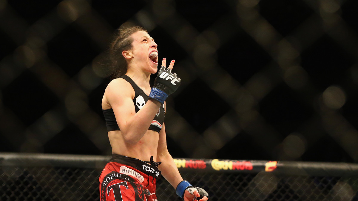 Joanna Jędrzejczyk w doskonałym stylu obroniła tytuł mistrzyni świata UFC wagi słomkowej (52 kg). W Dallas, przed kilkunastotysięczną widownią w American Airlines Center, rozbiła na dystansie pięciu rund brazylijską pretendentkę Jessicę Andrade. Tym samym została najczęściej zwyciężającą kobietą w historii UFC (8 wygranych) i wyrównała rekord Rondy Rousey, triumfując w szóstej potyczce o mistrzostwo świata.