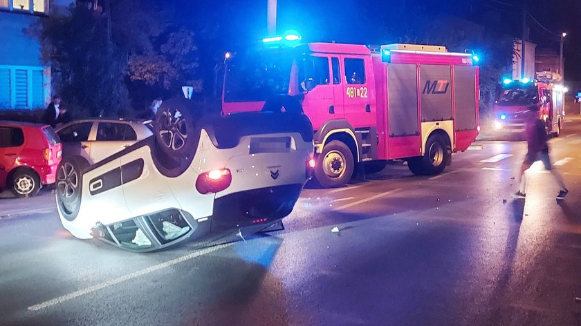 Groźny wypadek w Pabianicach. Jedno z aut dachowało. "To był traumatyczny huk"