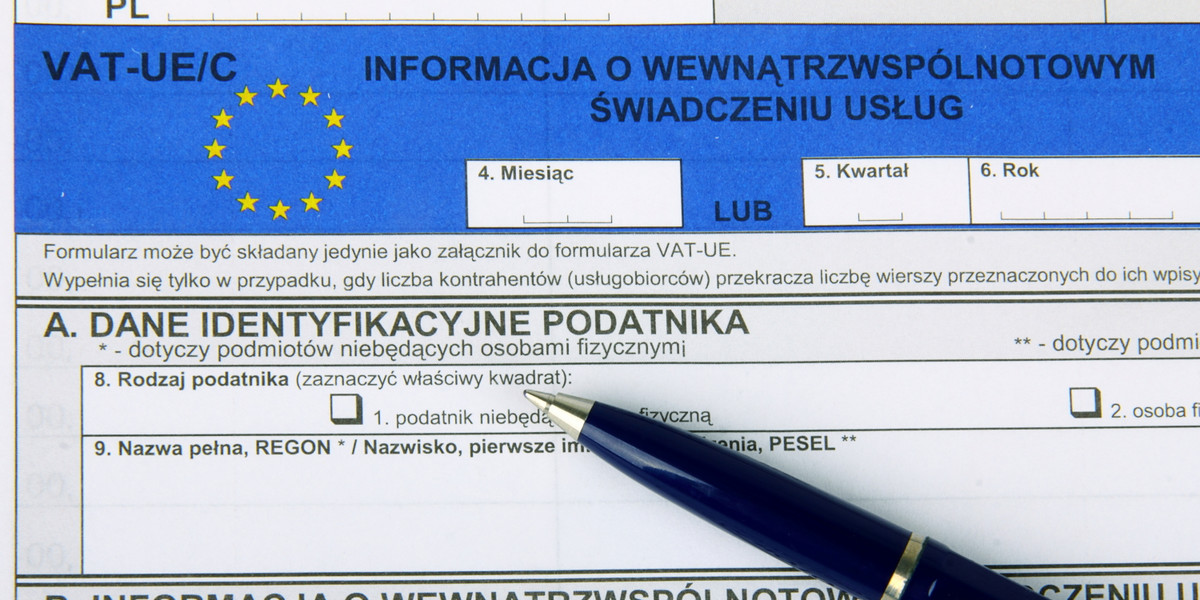 Gdy w 2004 r. Polska wstąpiła do Unii Europejskiej, możliwości transakcji z rynkami zagranicznymi stały się dużo większe. Aby polski przedsiębiorca mógł z nich korzystać, powinien zarejestrować się w urzędzie jako czynny podatnik VAT UE oraz składać informacje podsumowujące w określonym terminie.