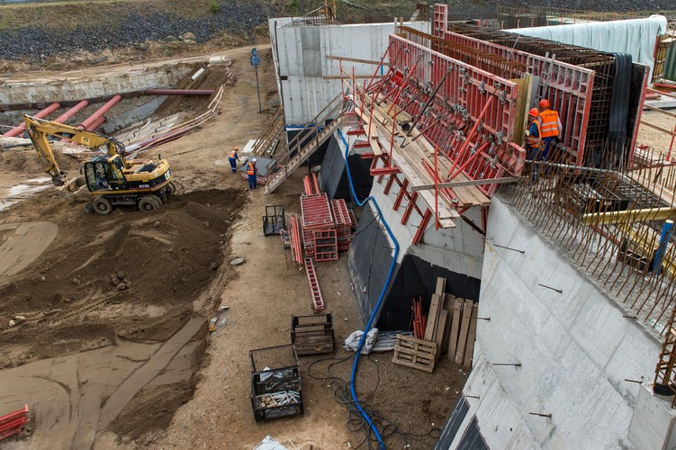 W przypadku suszy, zmodernizowany, większy zbiornik, zagwarantuje też trzymiesięczny zapas wody dla miasta Bogatynia oraz rezerwę na potrzeby chłodzenia elektrowni Turów należącej do grupy PGE.<br><br>(zuz) PAP/Maciej Kulczyński