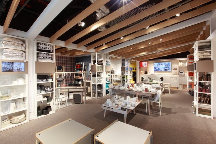 Voelkel swój pierwszy biznes założył w 1979 r. Chciał produkować karnisze z odpadów drewnianych. Zaprocentowało doświadczenie, jakie nabył, współpracując wcześniej z majstrami na zapleczu Polskiego Teatru Tańca, gdzie przez sześć lat pełnił funkcję szefa technicznego.