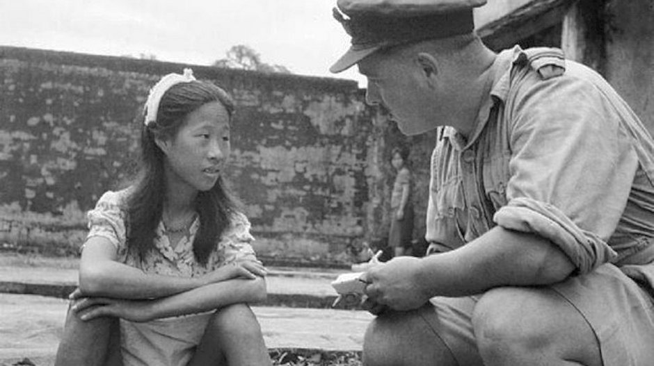 Mjanma, Rangun. Młoda Chinka, która była w jednym z domów publicznych Cesarskiej Armii Japonii, rozmawia z brytyjskim oficerem