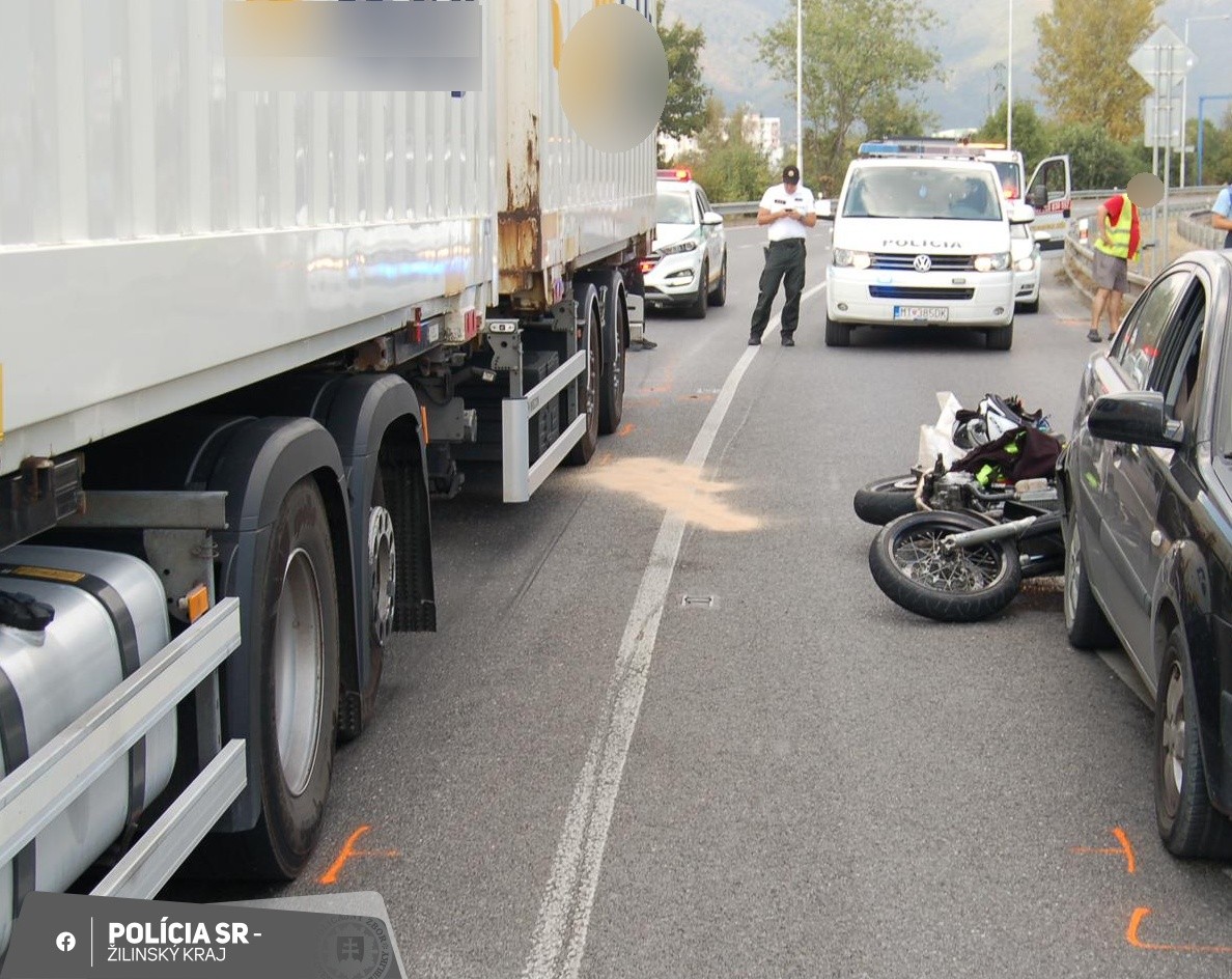 V Martine skončil motocyklista pod kosami auta.