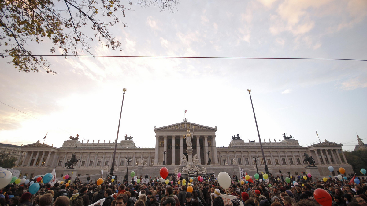 Tysiące studentów i wykładowcy uniwersyteccy demonstrowali w spokoju w austriackich miastach, chcąc przekonać rząd, aby nie zamrażał wydatków na edukację w szkołach wyższych.
