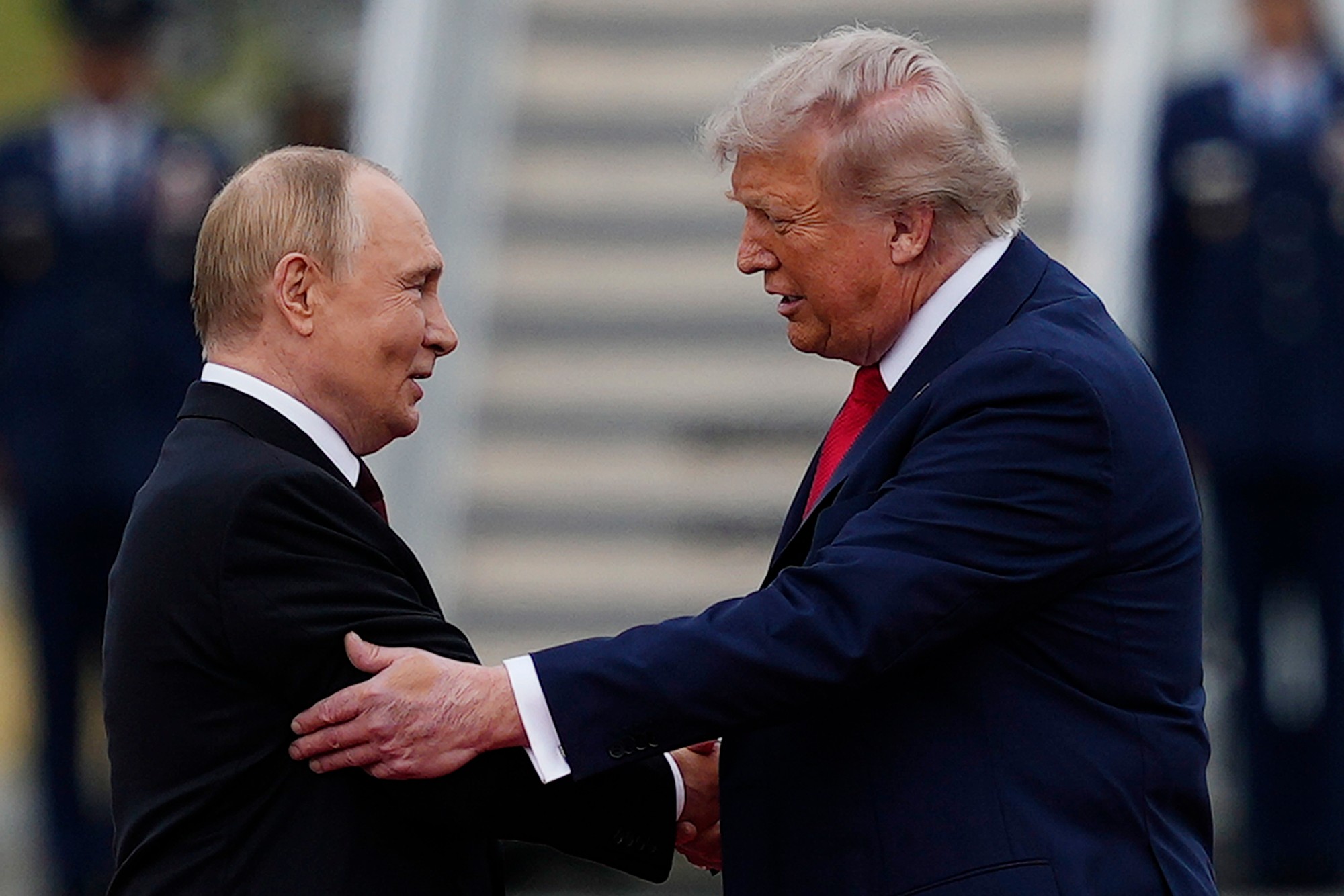 Prezident Donald Trump víta ruského prezidenta Vladimira Putina v piatok 15. augusta 2025 na spoločnej základni Elmendorf-Richardson na Aljaške.