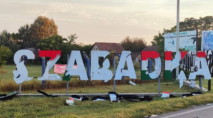 Két magyar nemzeti színű és magyar nyelvű Szabadka feliratot is megrongáltak vasárnap reggelre / Fotó: Dr. Pásztor Bálint Facebook