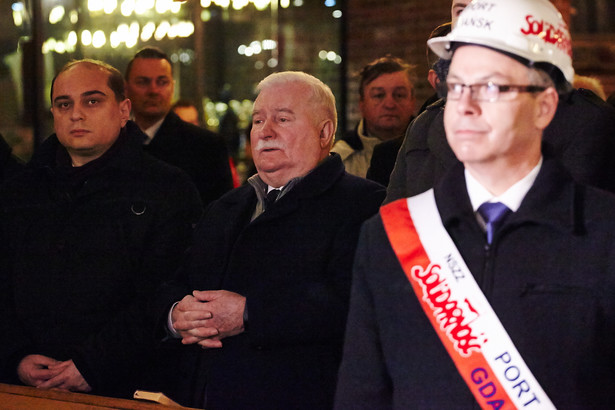 Dyrektor Europejskiego Centrum Solidarności Basil Kerski (L) i były prezydent Lech Wałęsa (C) podczas uroczystej mszy świętej w intencji ofiar Grudnia 1970