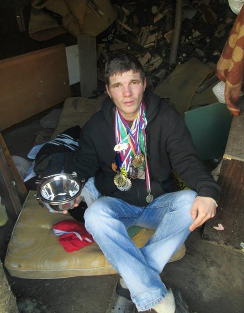 Lazar Rišar sa odličjima, u svojoj "kući"