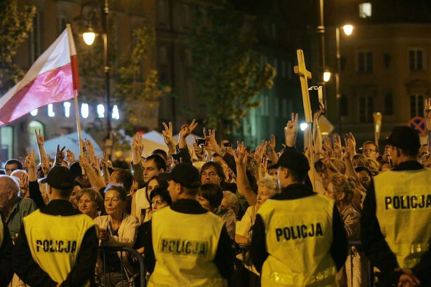 Piknik pod krzyżem przed Pałacem Prezydenckim