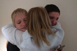 Majci je rečeno da su njene BLIZNAKINJE UMRLE po rođenju, a devojčice PRODALI na dva kraja sveta: 12 godina nisu znale jedna za drugu, dok nisu videle jedan TIKOTOK