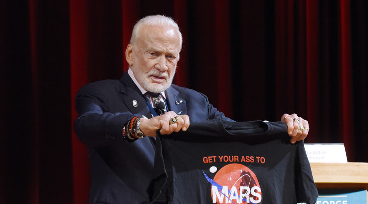 Aldrin előadást tart a Mars-programról:/Fotó:Northfoto