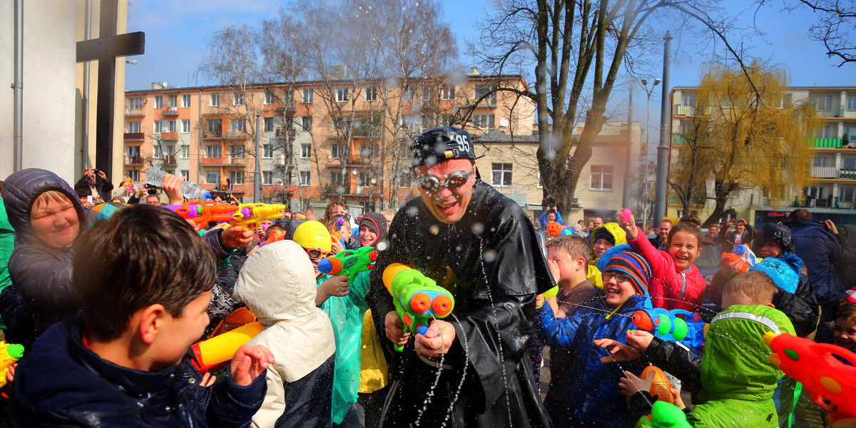 Śmigus Dyngus przed kościołem 