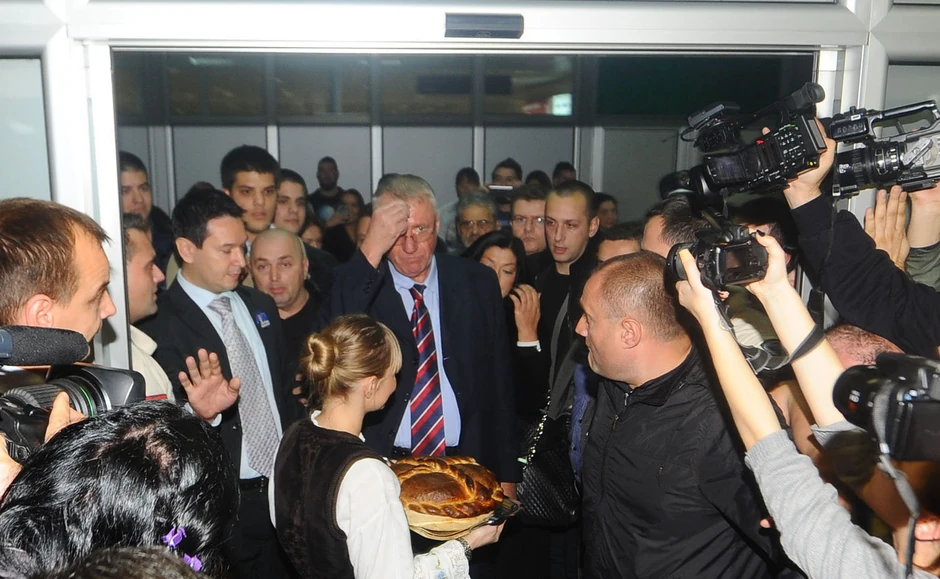 Šešelj je bez reči, praktično nošen masom, stigao do automobila