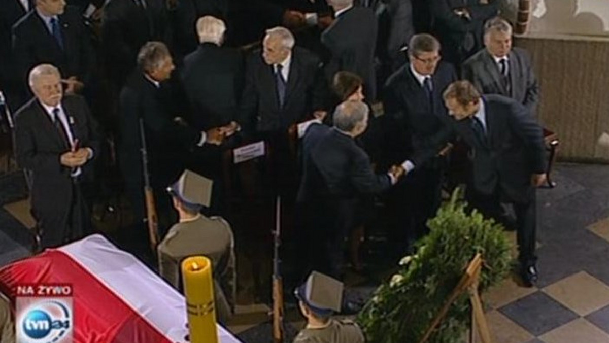 Podczas przekazywania znaku pokoju na uroczystościach pogrzebowych profesora Bronisława Geremka prezydenci Lech Kaczyński i Lech Wałęsa nie przekazali sobie znaku pokoju.