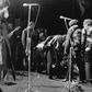 Mick Jagger przerywa na chwilę koncert na Altamont Rock Festival w Kalifornii, 6 grudnia 1970 r.