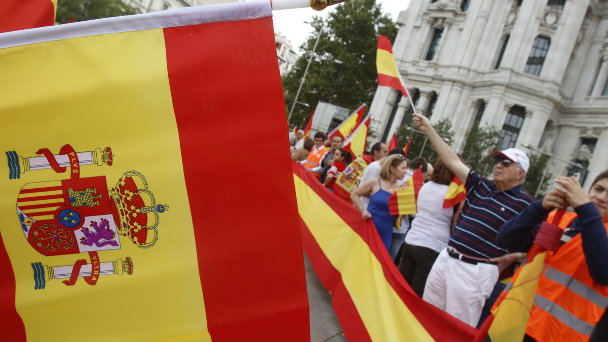 Rząd Hiszpanii ogłosił, że policja ogrodziła 1 300 z 2 315 szkół w Katalonii, które tamtejsze władze wyznaczyły na lokale wyborcze w zakazanym przez Madryt referendum niepodległościowym.
