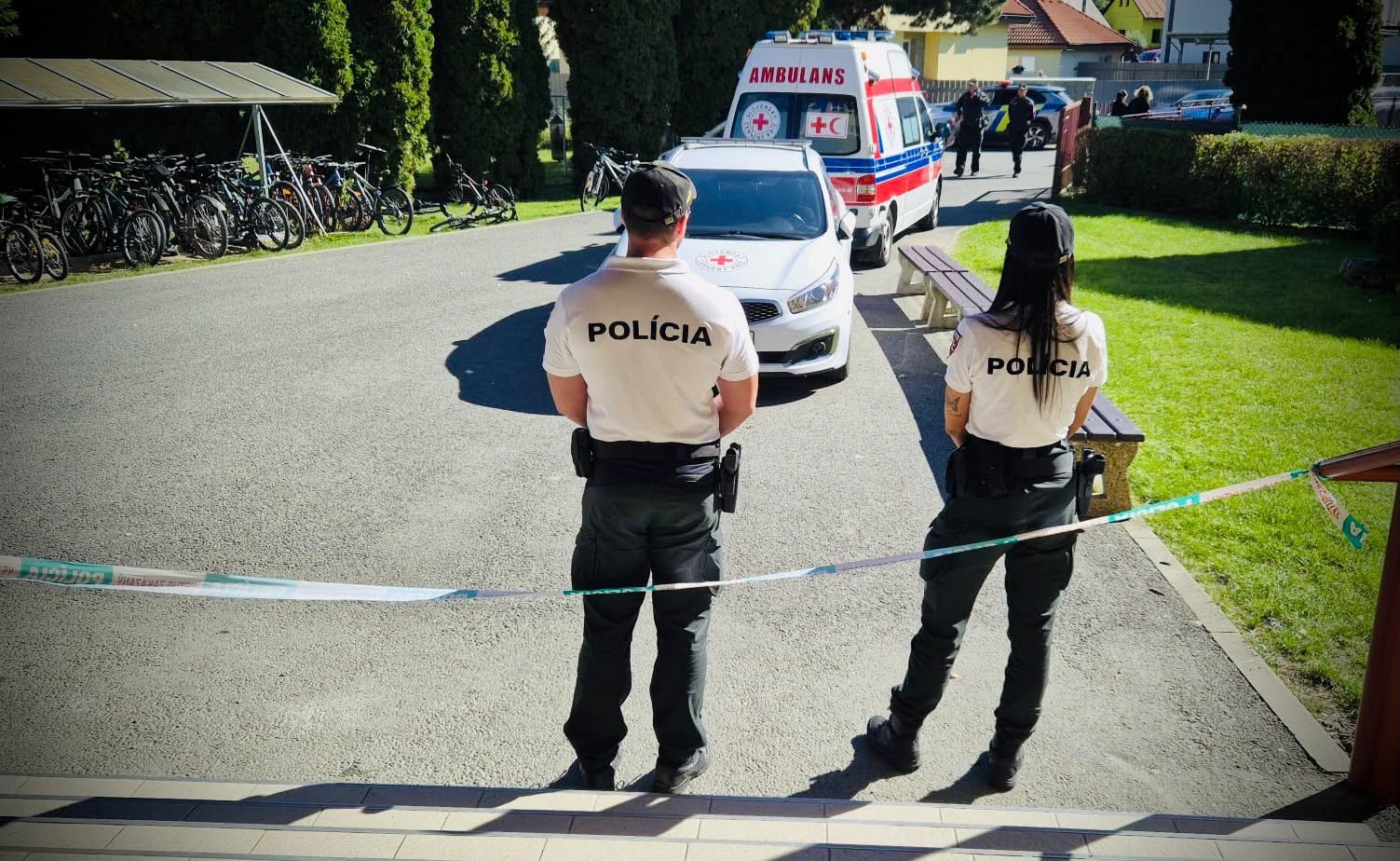 Na základnej škole v obci Staškov útočil žiak.
